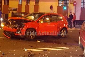 Aparatosa colisión entre dos vehículos en el centro urbano de Telde (Foto TA)